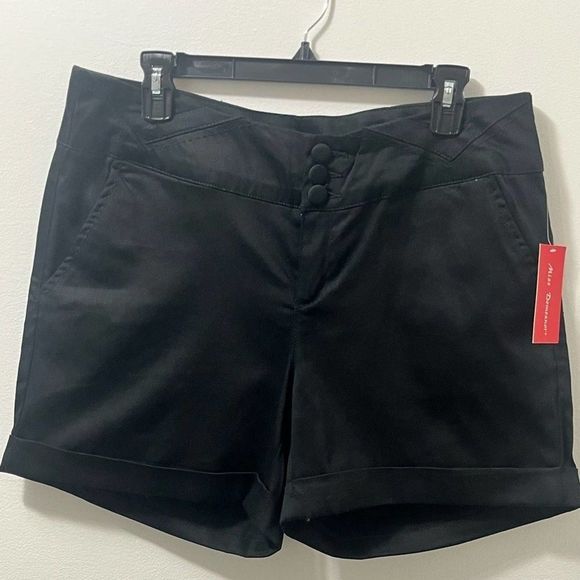 💋PLUS SIZE Black Shorts - Picture 2 of 7
